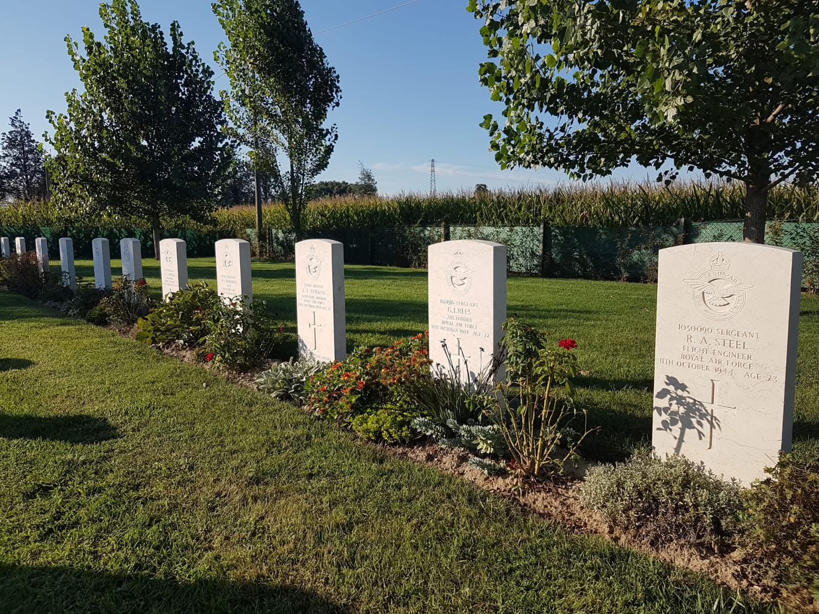 Tombe degli aviatori del B-24 EW106